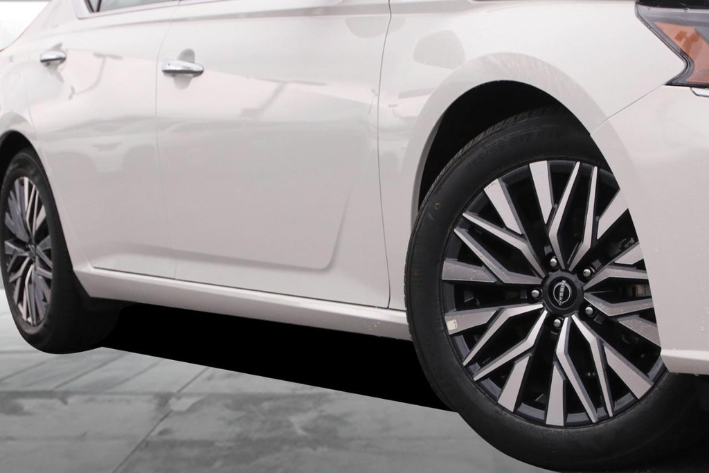 Nissan Altima Vehicle Image 03