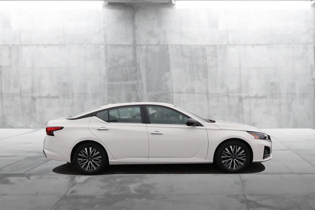 Nissan Altima Vehicle Image 05