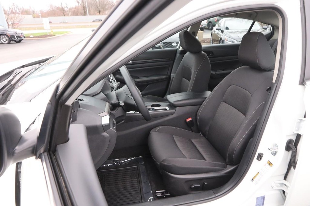 Nissan Altima Vehicle Image 08