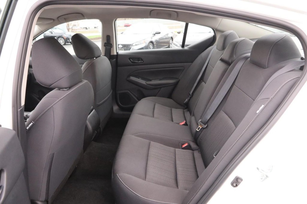 Nissan Altima Vehicle Image 09