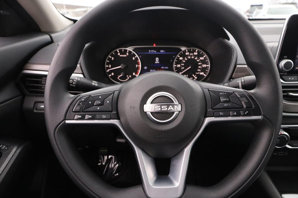 Nissan Altima Vehicle Image 10