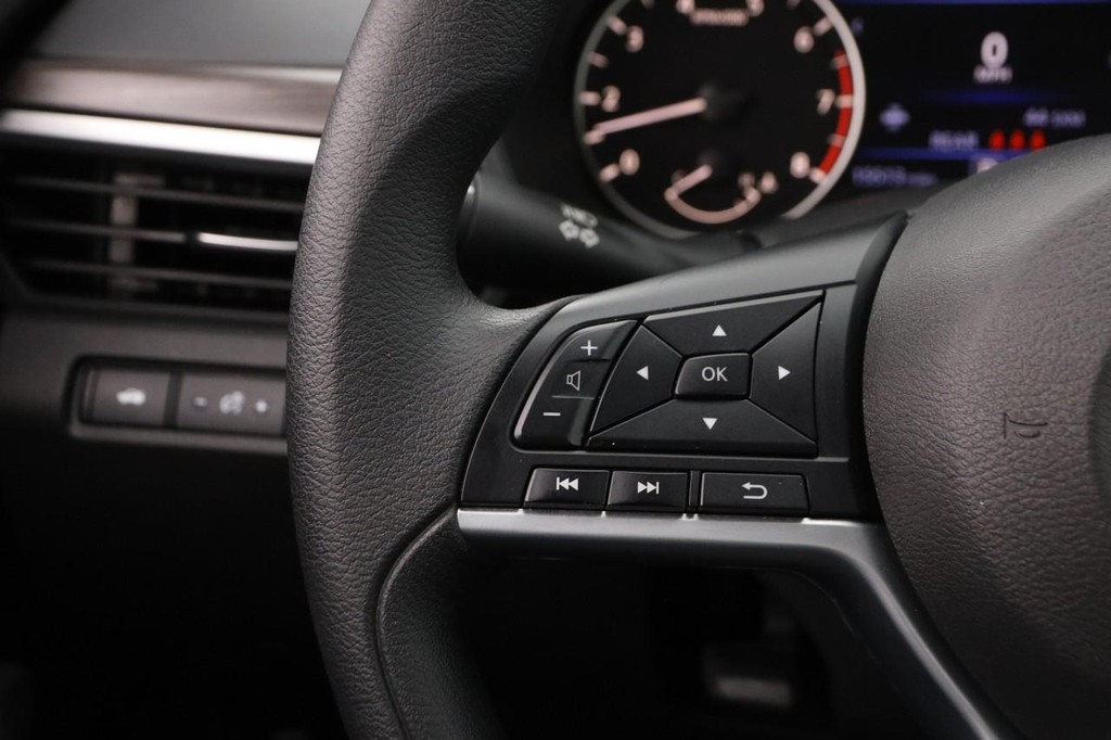 Nissan Altima Vehicle Image 11