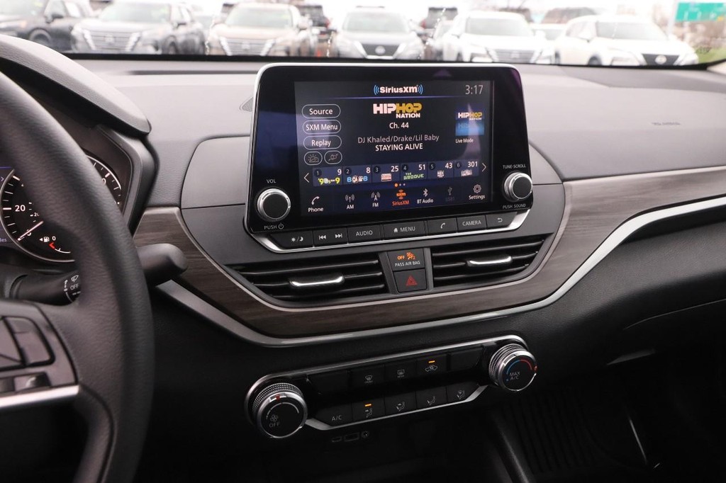 Nissan Altima Vehicle Image 15