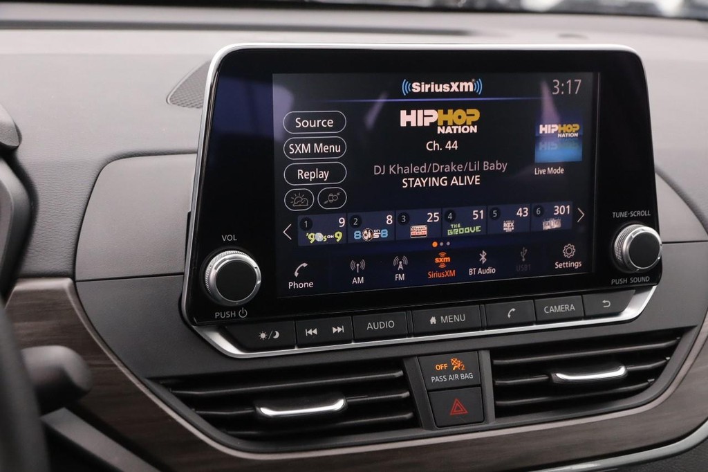 Nissan Altima Vehicle Image 16