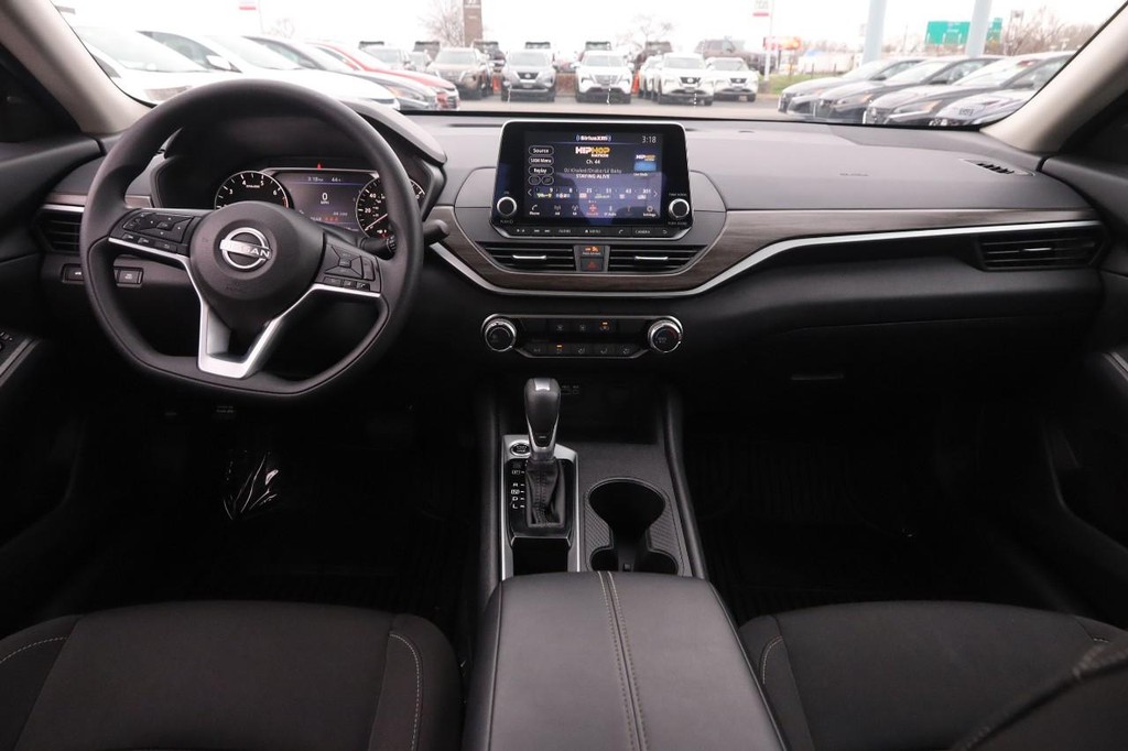 Nissan Altima Vehicle Image 20