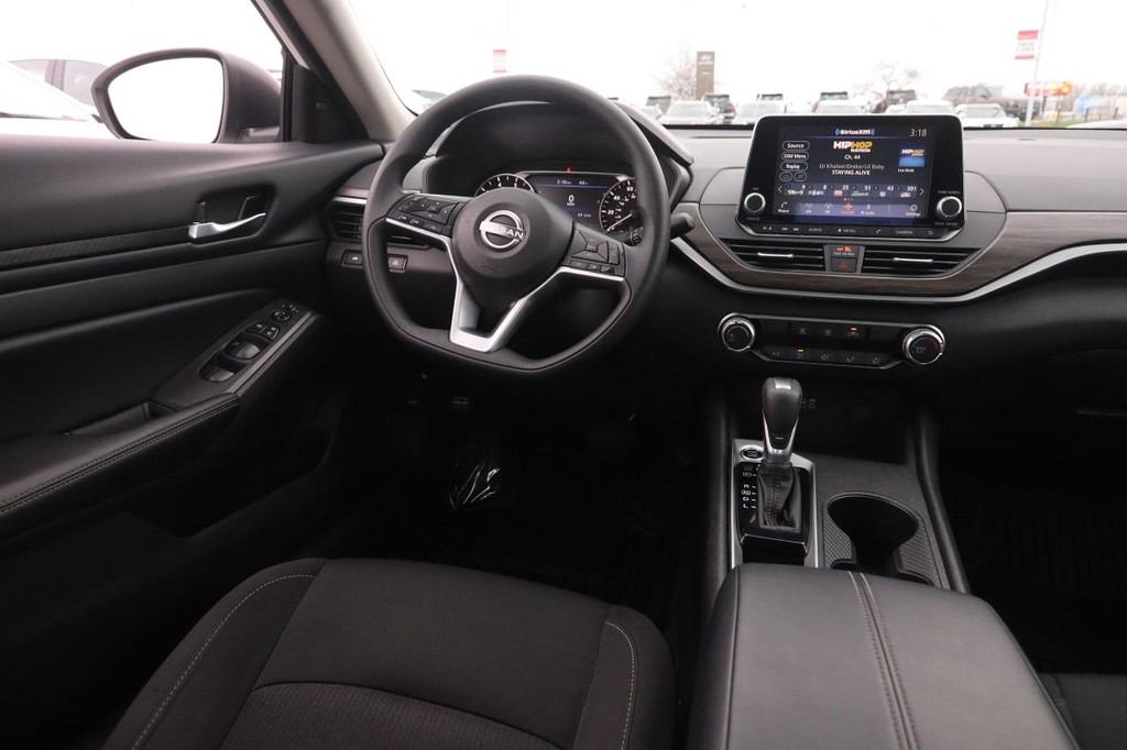 Nissan Altima Vehicle Image 21