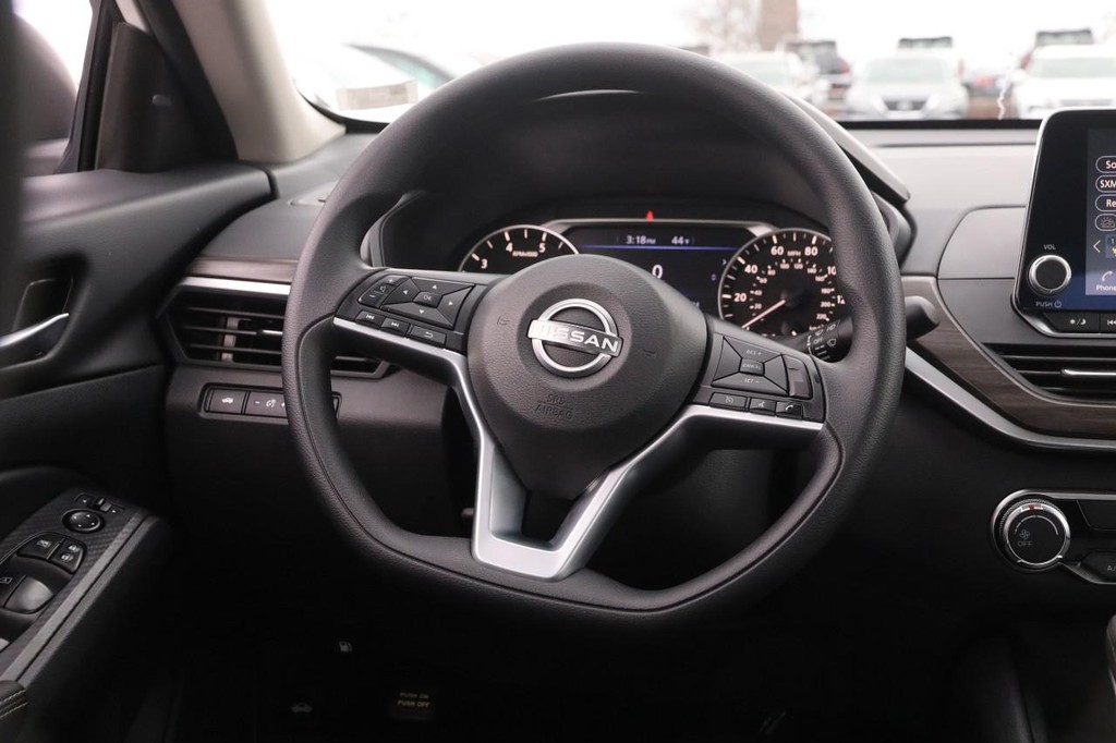 Nissan Altima Vehicle Image 22