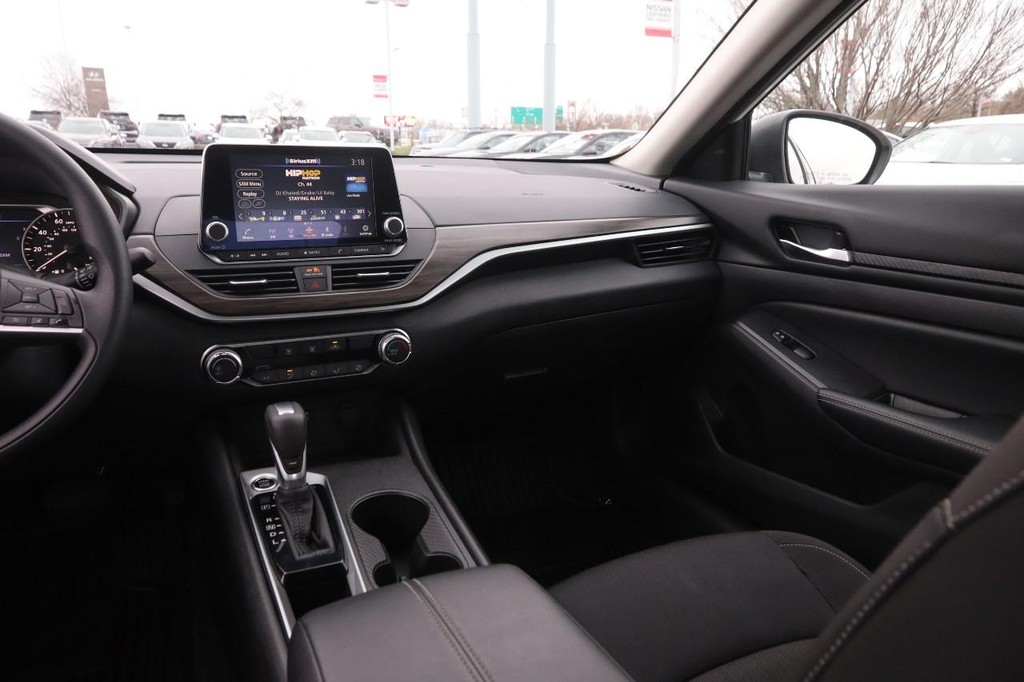 Nissan Altima Vehicle Image 24