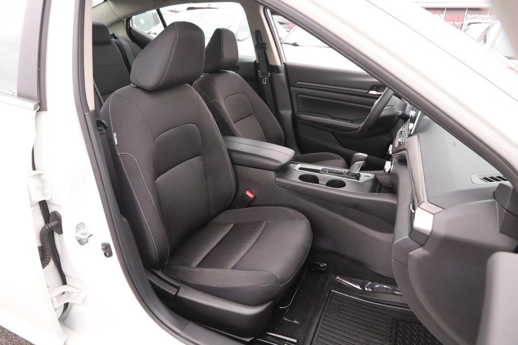 Nissan Altima Vehicle Image 25