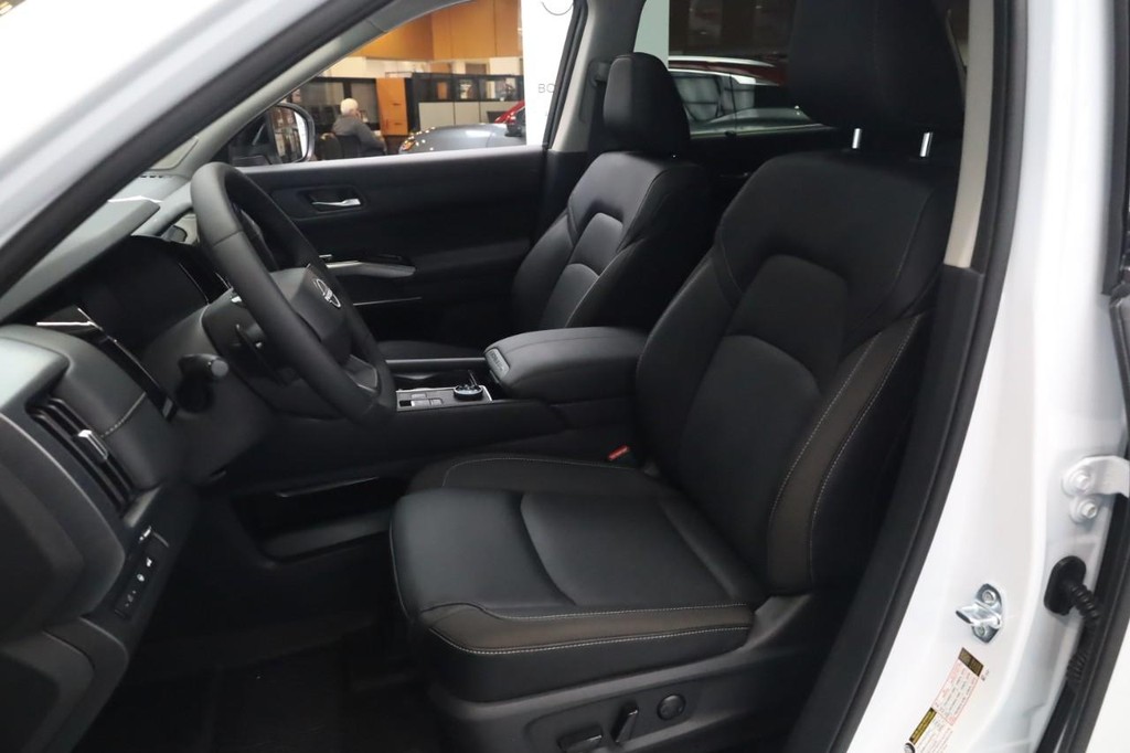 Nissan Pathfinder Vehicle Image 18
