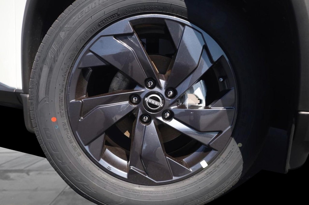 Nissan Rogue Vehicle Image 03