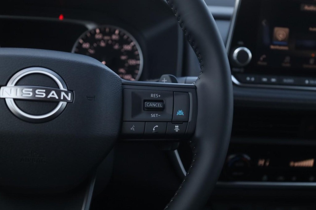 Nissan Rogue Vehicle Image 09