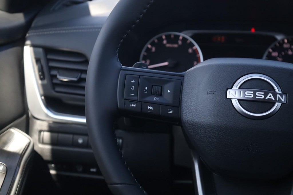 Nissan Rogue Vehicle Image 10