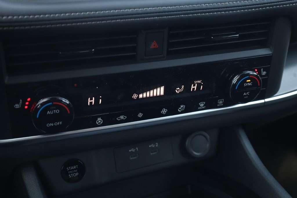 Nissan Rogue Vehicle Image 15