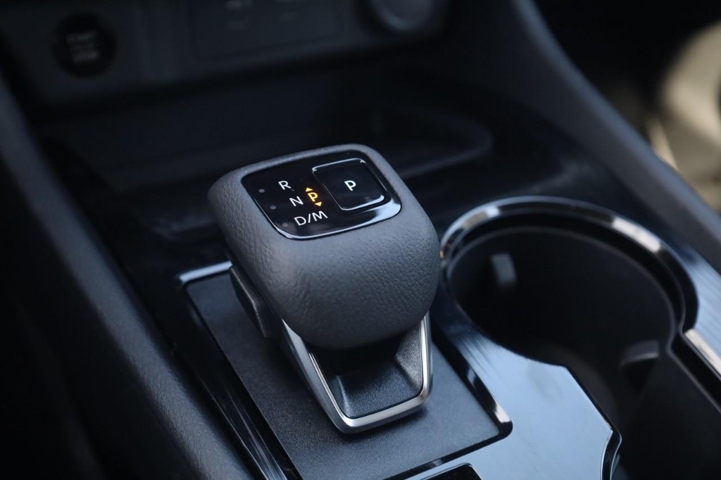 Nissan Rogue Vehicle Image 17