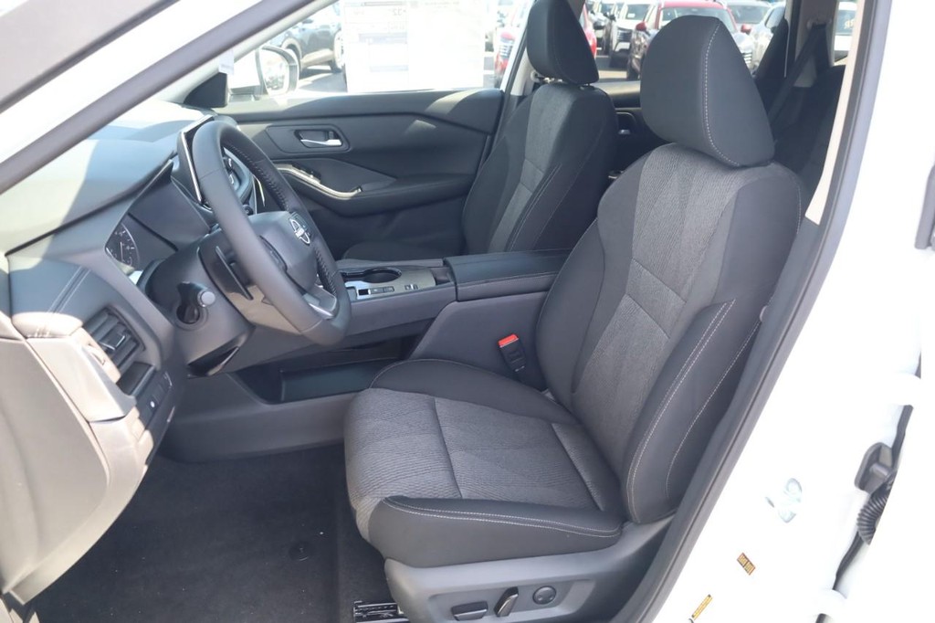 Nissan Rogue Vehicle Image 19