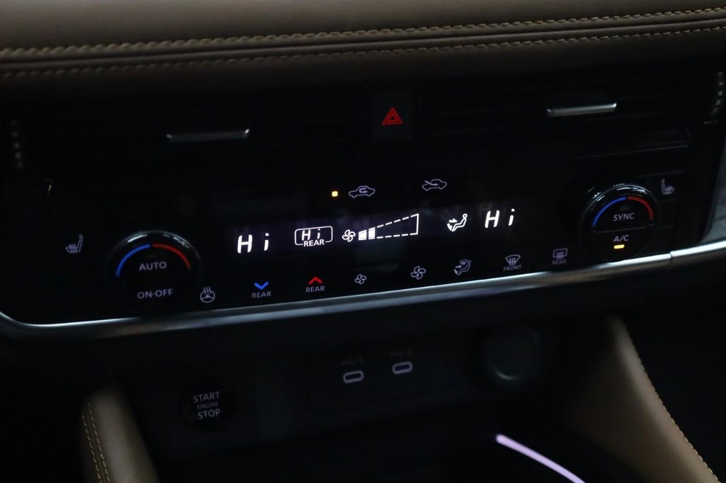 Nissan Rogue Vehicle Image 15