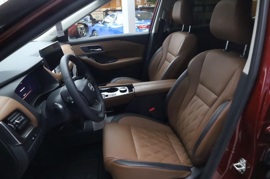 Nissan Rogue Vehicle Image 19