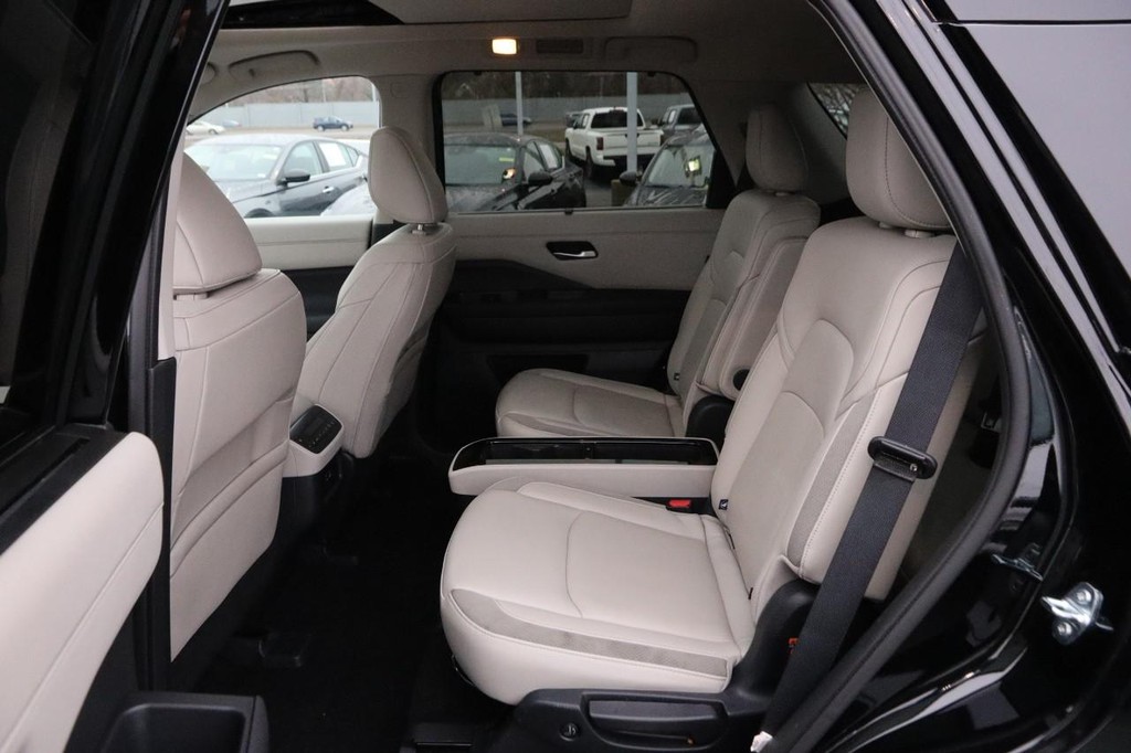 Nissan Pathfinder Vehicle Image 11
