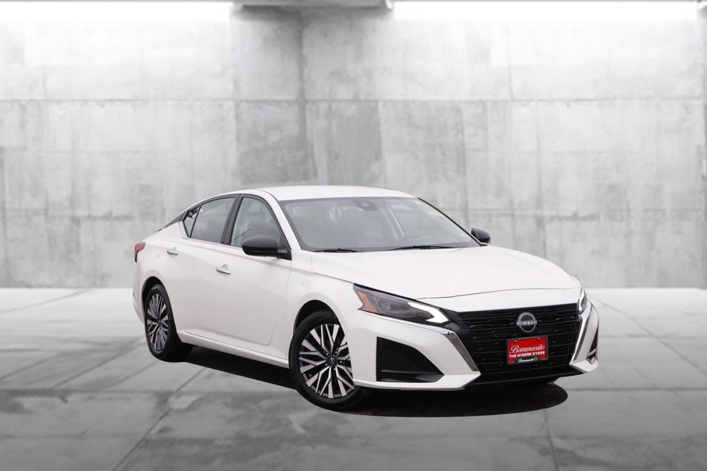 Nissan Altima Vehicle Image 02