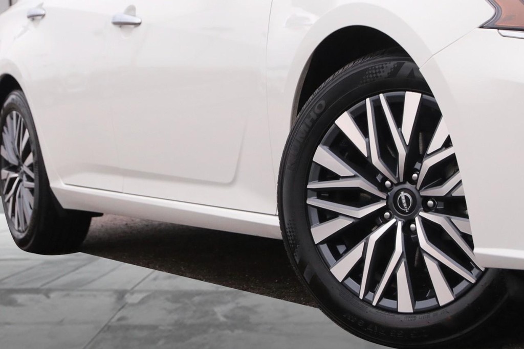 Nissan Altima Vehicle Image 03