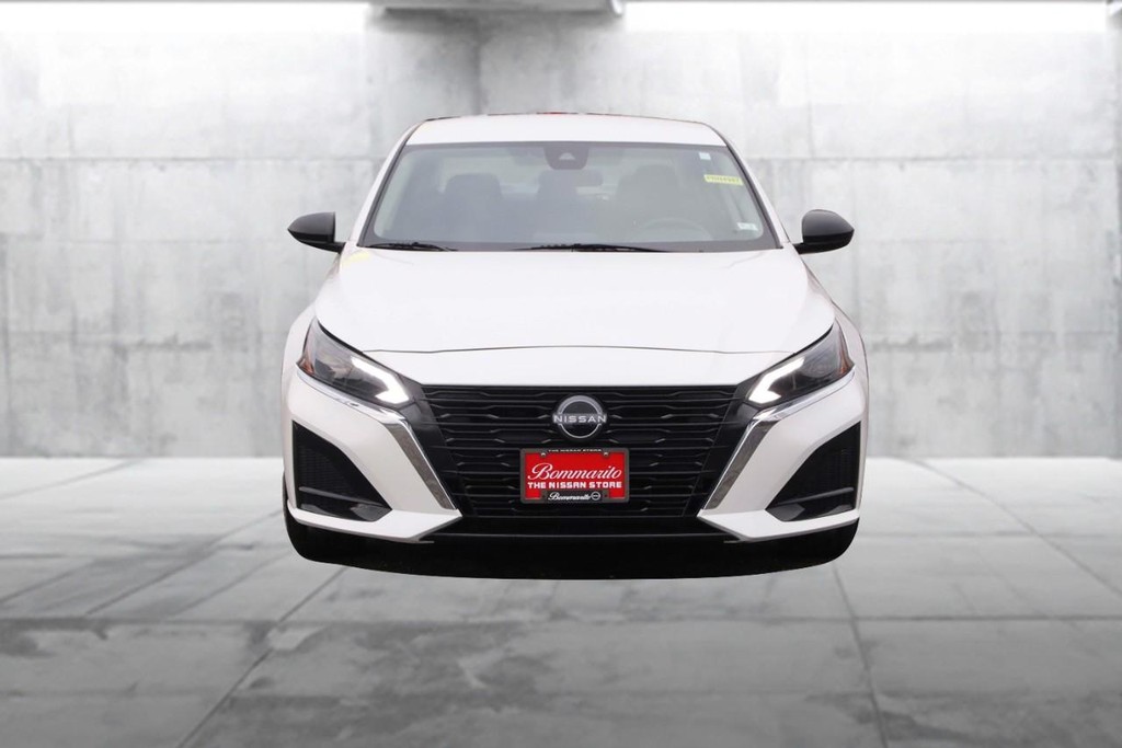 Nissan Altima Vehicle Image 04