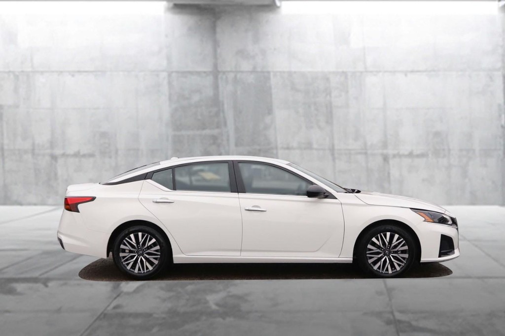 Nissan Altima Vehicle Image 05