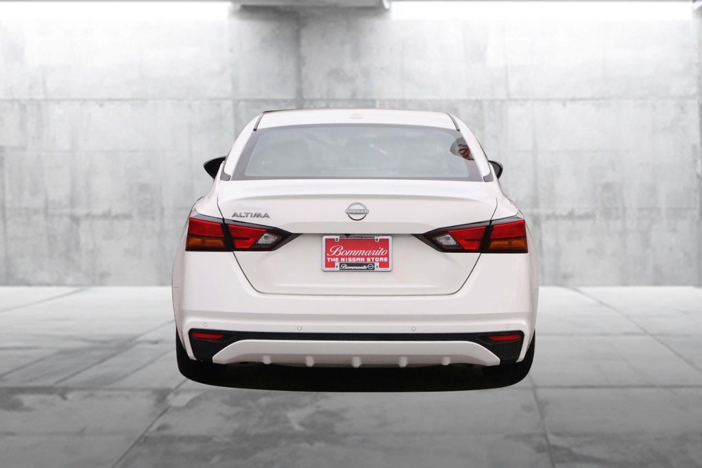 Nissan Altima Vehicle Image 06