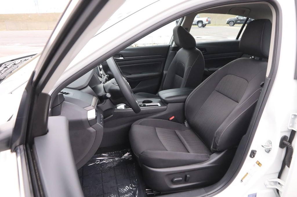 Nissan Altima Vehicle Image 08