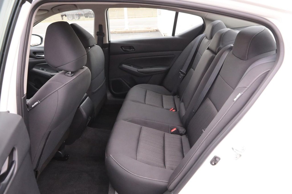 Nissan Altima Vehicle Image 09