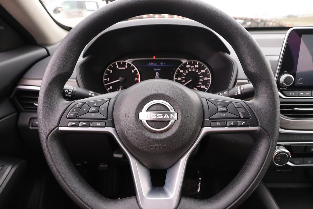 Nissan Altima Vehicle Image 10