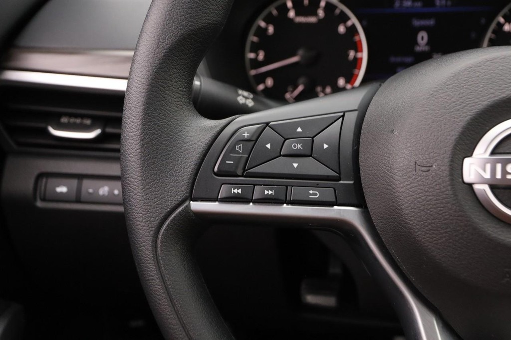 Nissan Altima Vehicle Image 11