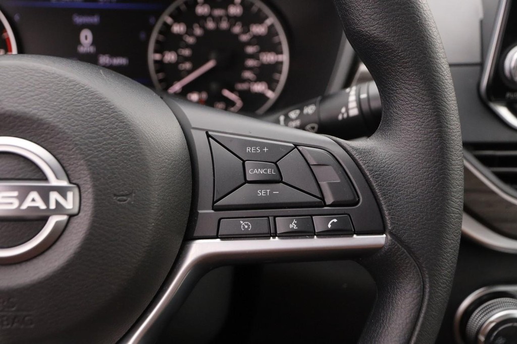 Nissan Altima Vehicle Image 12