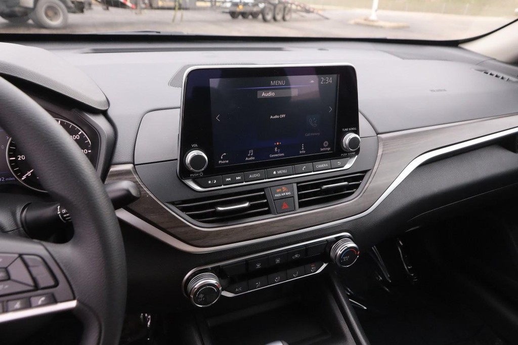 Nissan Altima Vehicle Image 14