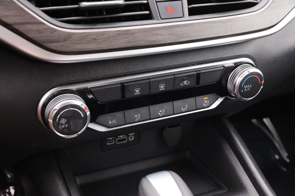 Nissan Altima Vehicle Image 17