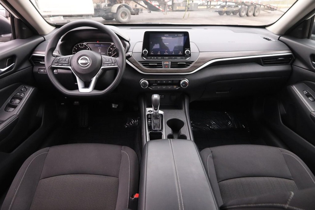 Nissan Altima Vehicle Image 19