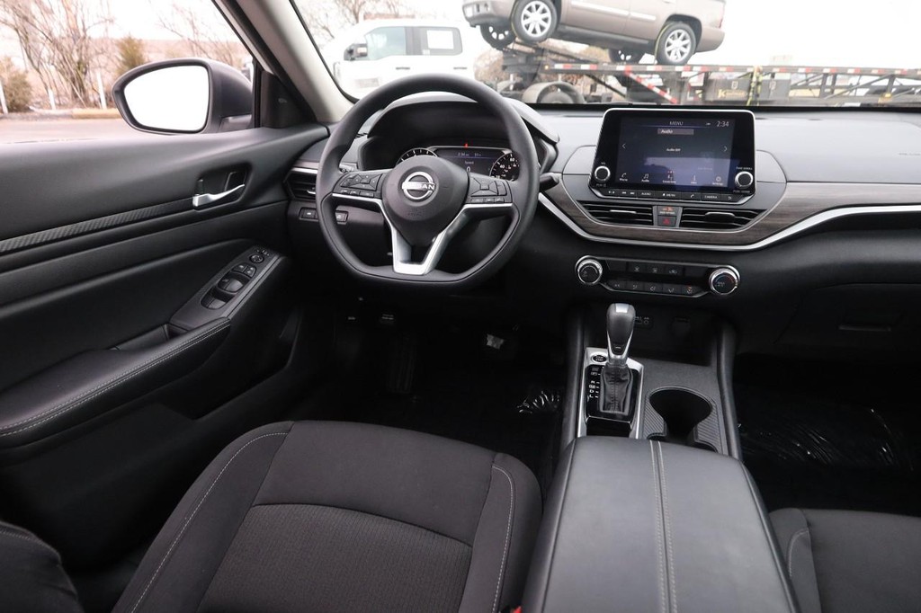 Nissan Altima Vehicle Image 20