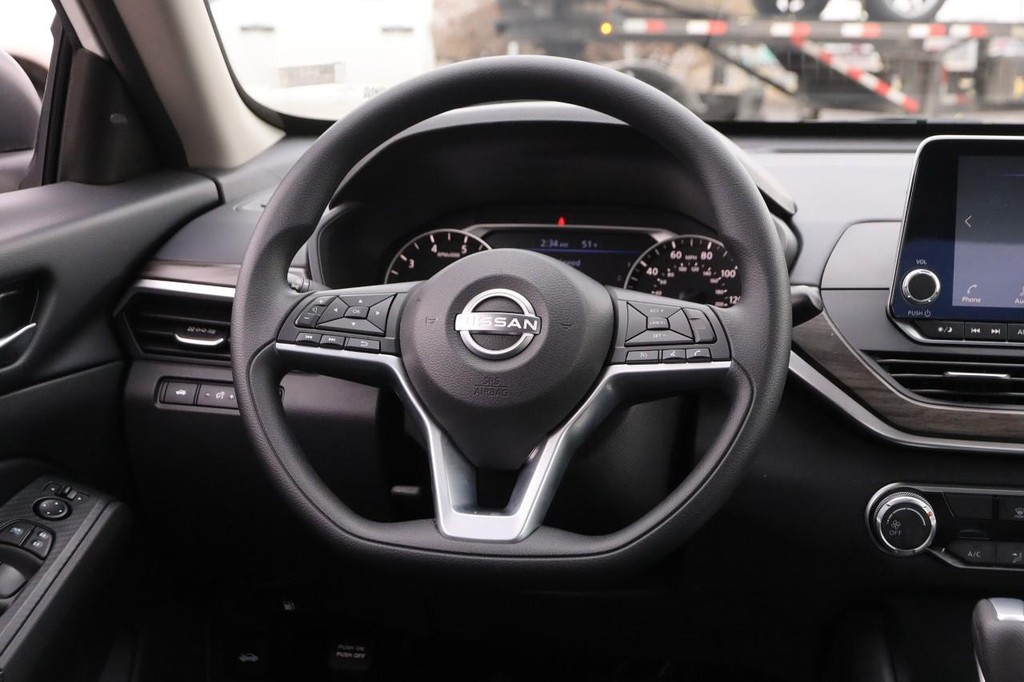 Nissan Altima Vehicle Image 21