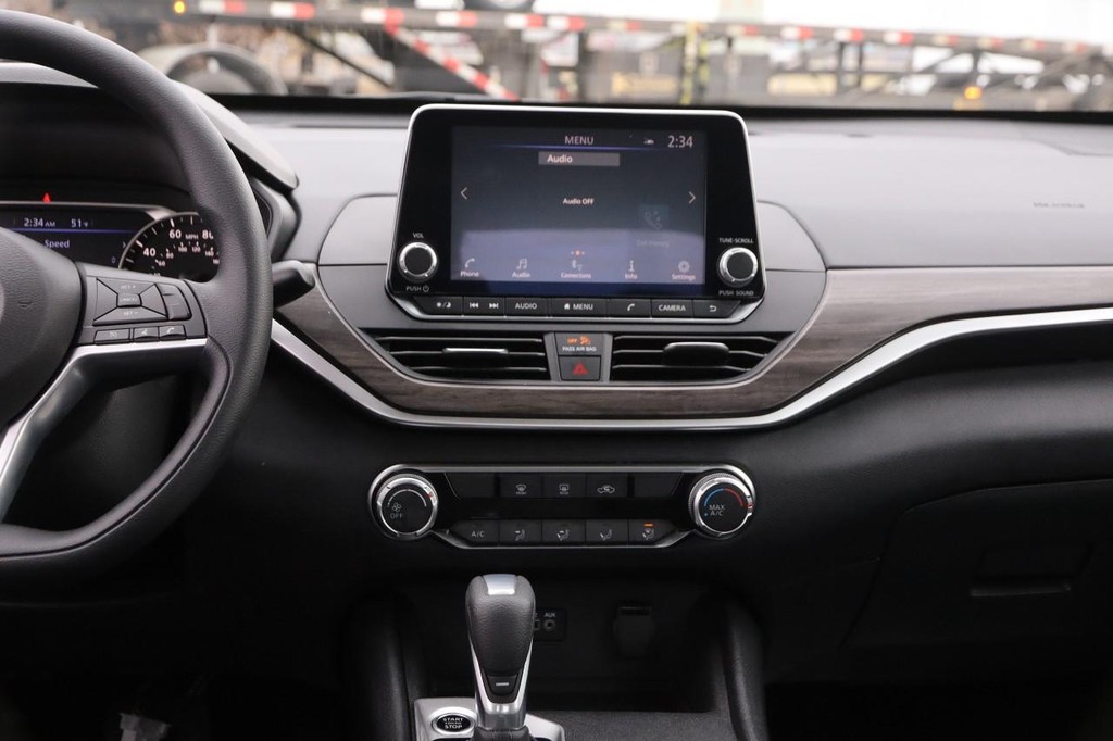 Nissan Altima Vehicle Image 22