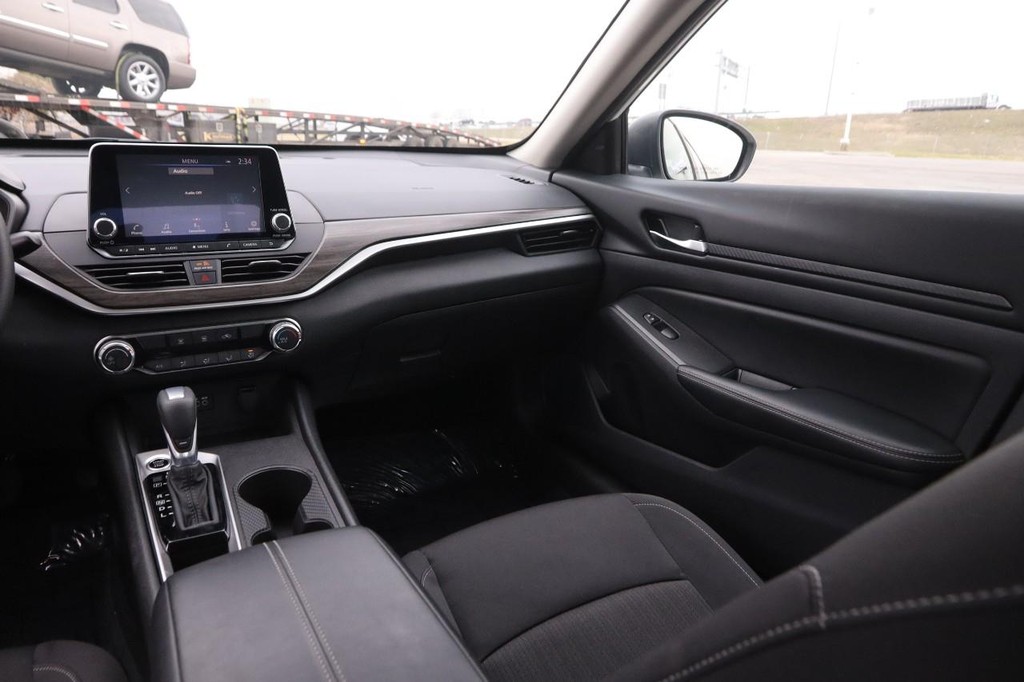 Nissan Altima Vehicle Image 23