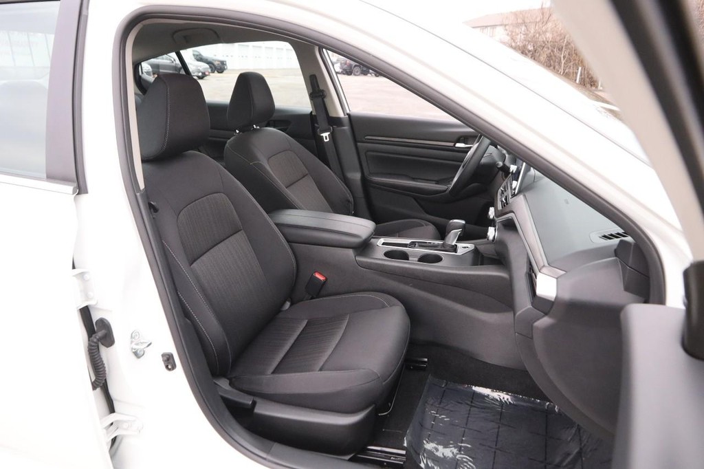 Nissan Altima Vehicle Image 24