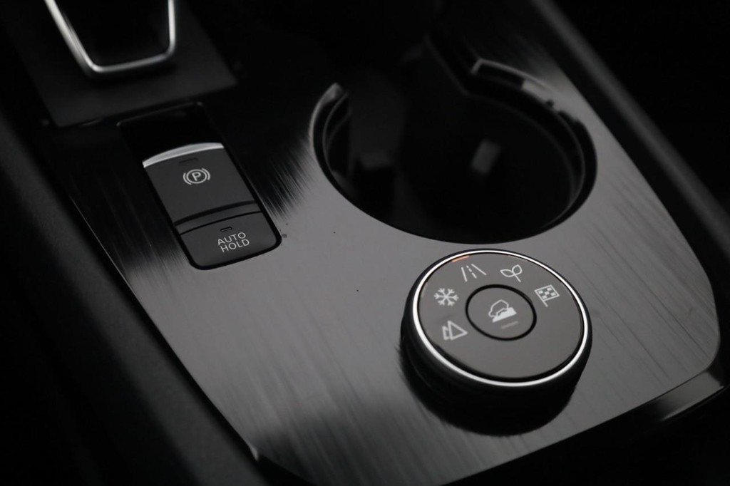 Nissan Rogue Vehicle Image 19