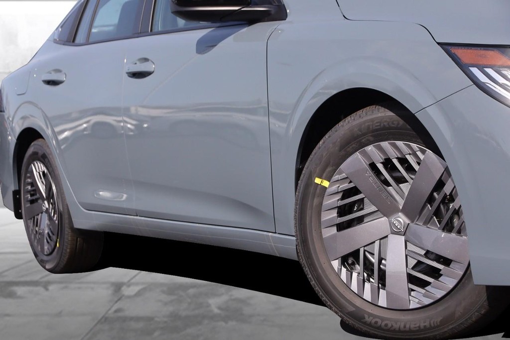 Nissan Sentra Vehicle Image 03