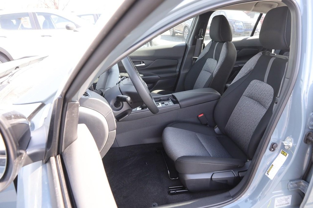 Nissan Sentra Vehicle Image 08