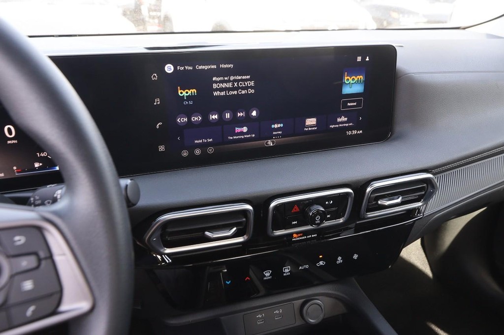 Nissan Sentra Vehicle Image 14