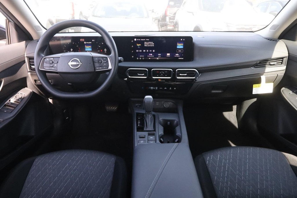 Nissan Sentra Vehicle Image 18