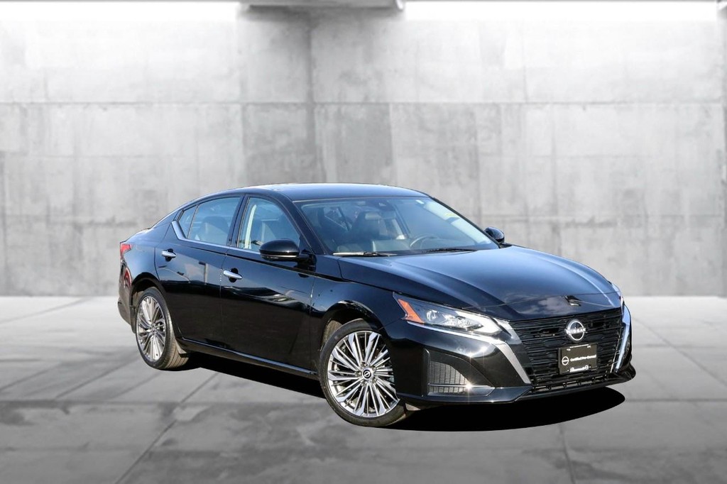 Nissan Altima Vehicle Image 02