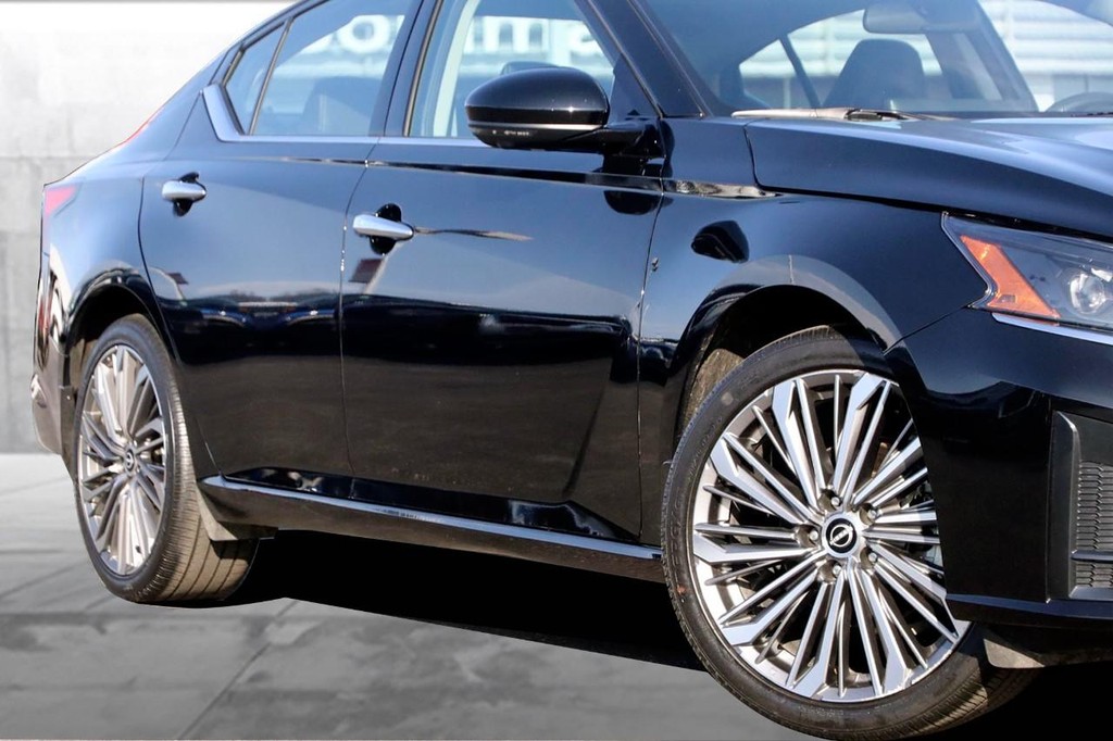 Nissan Altima Vehicle Image 03