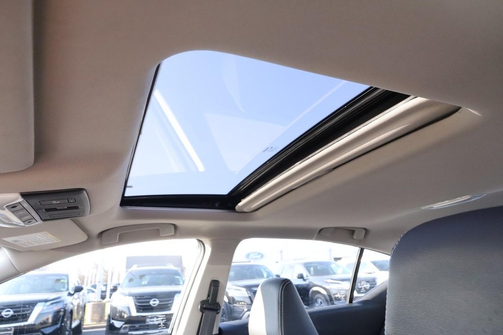 Nissan Altima Vehicle Image 08