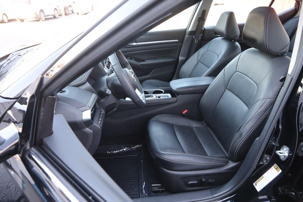 Nissan Altima Vehicle Image 09